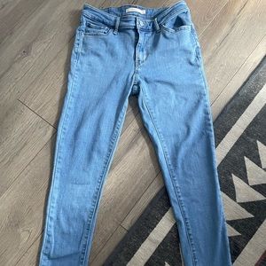 Levi 711 Skinny jeans. Size 27 (4)